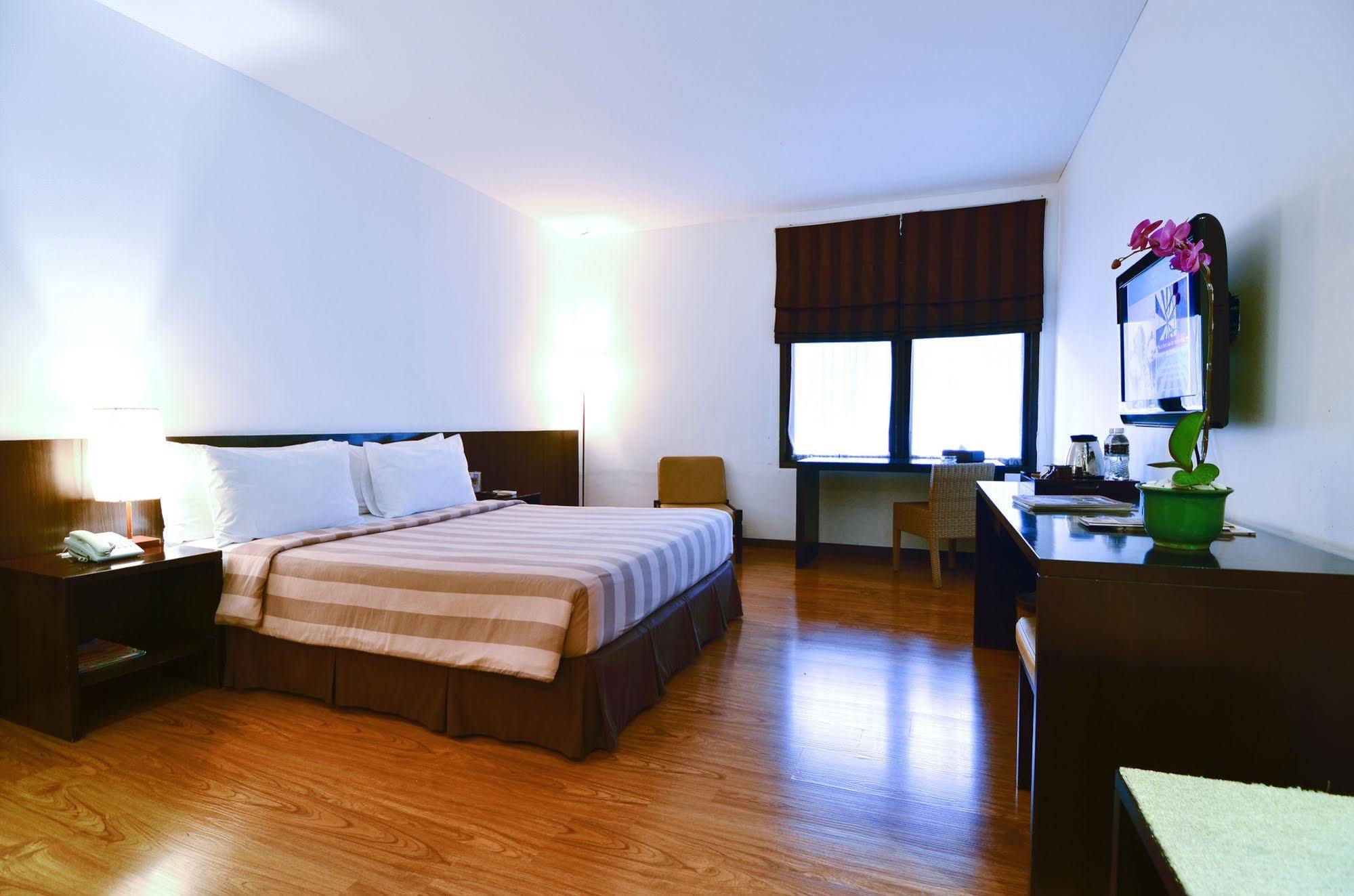 Gumilang Regency Hotel 4*